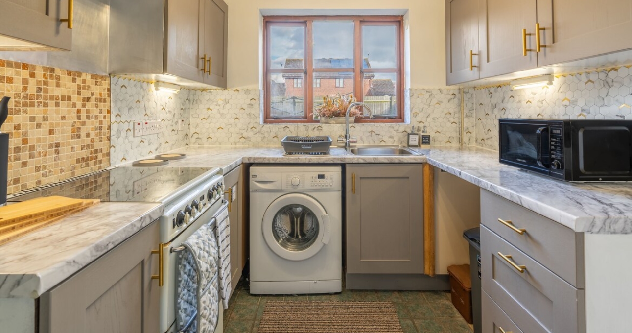 Main bathroom in Banbury furnished rental